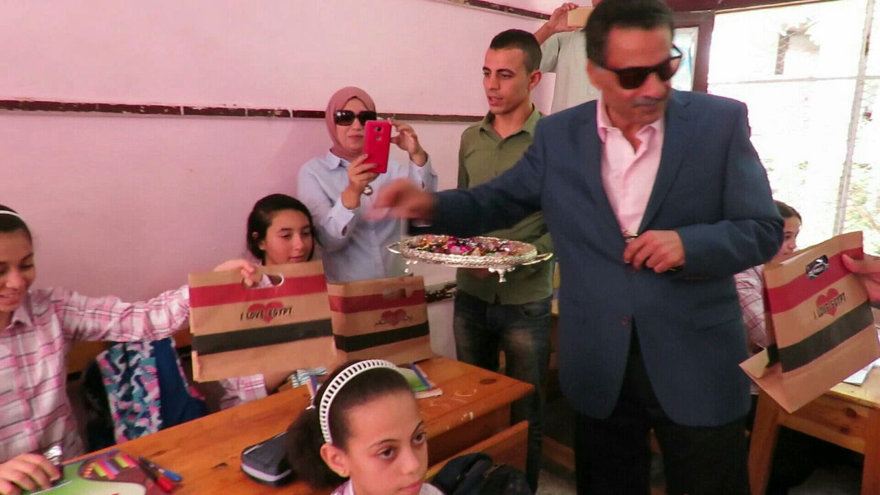 مدير أمن الإسماعيلية يوزع الهدايا على طالبات مدارس  (2)