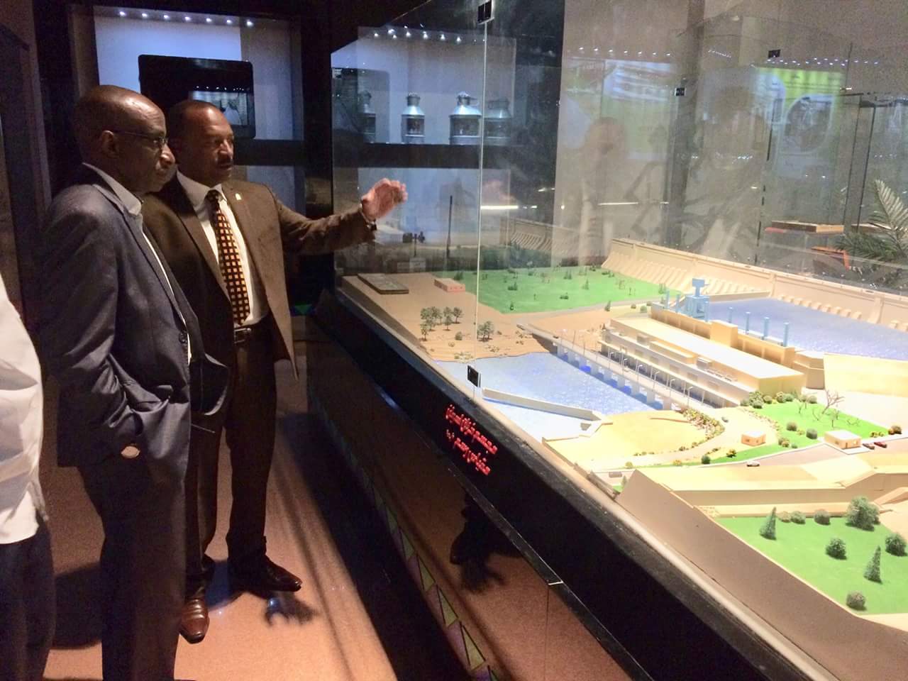  سفير رواندا يستمع لشرح من مدير متحف النيل