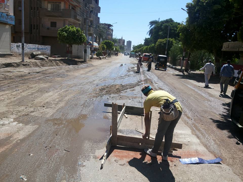 رفع القمامة وتراكمات الأتربة ودهان البلدورات بمدينة المراغة (9)