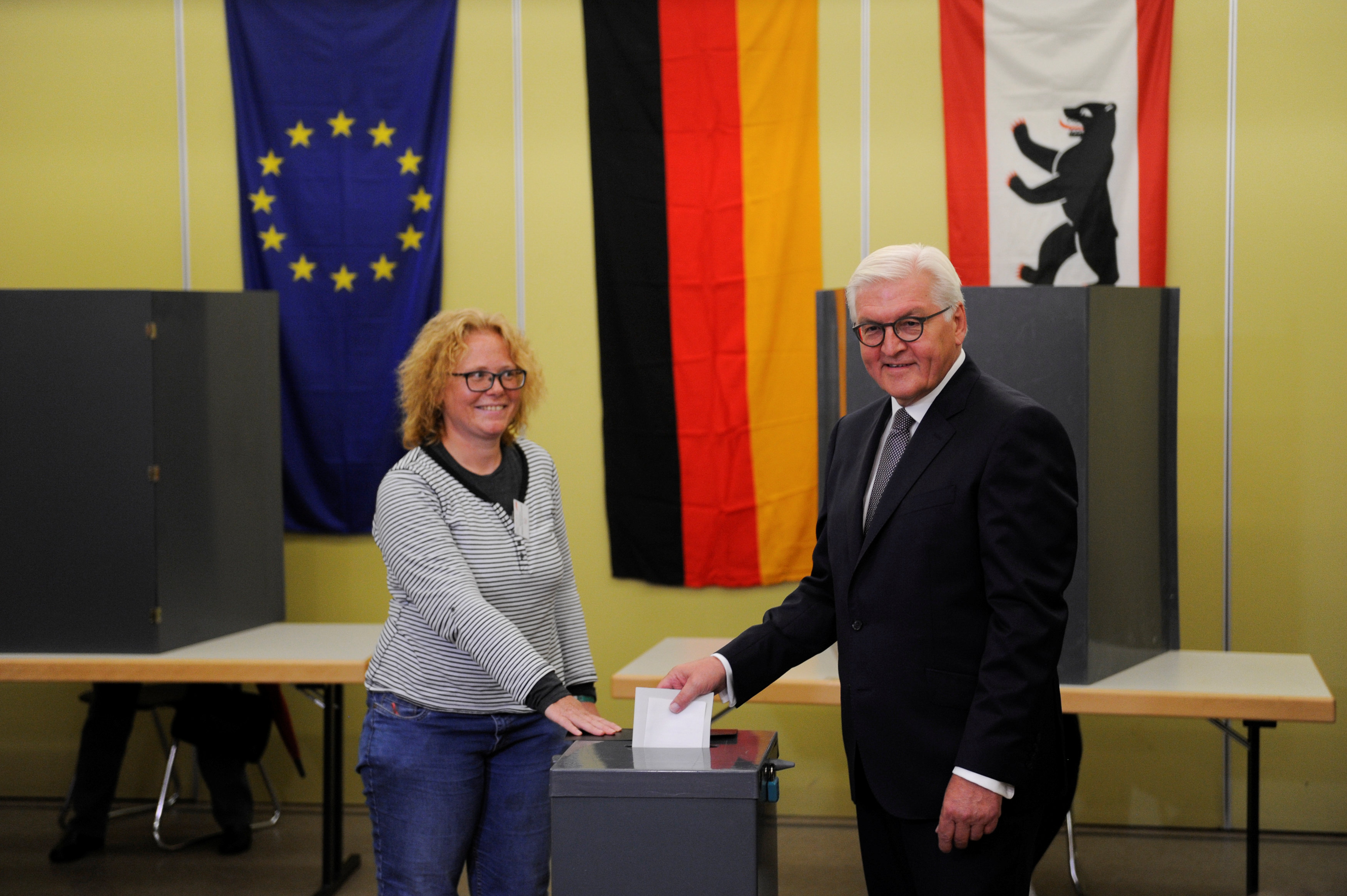الرئيس الألمانى يضع ورقة الاقتراع داخل الصندوق