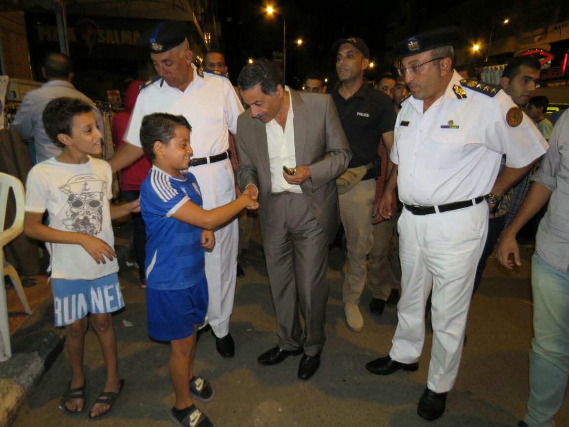 مدير الأمن يصافح أحد الأطفال