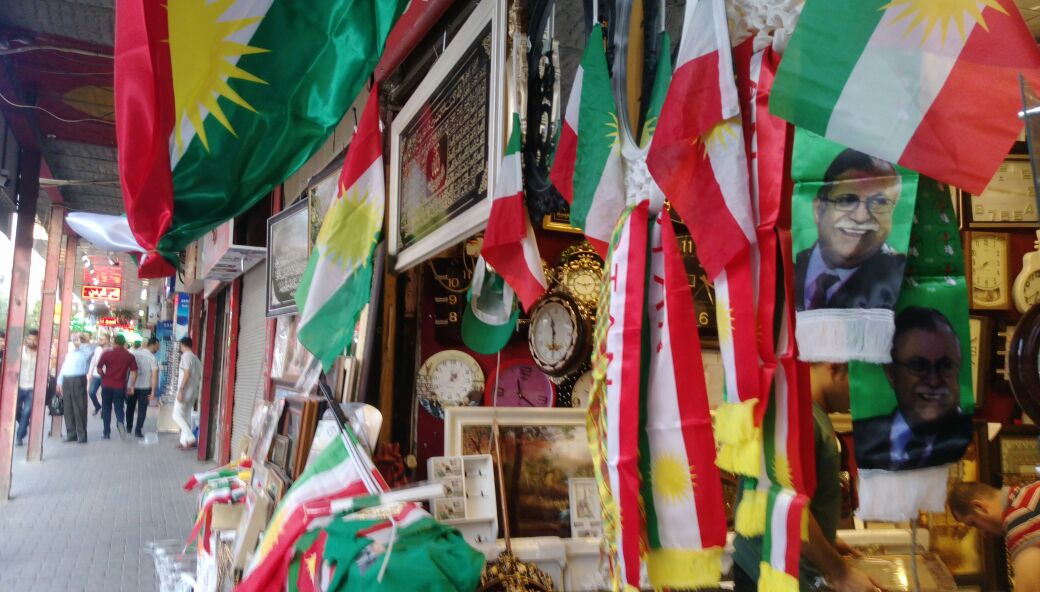 متجر لبيع الأعلام الكردية وصورة جلال طالبانى فى الواجهة