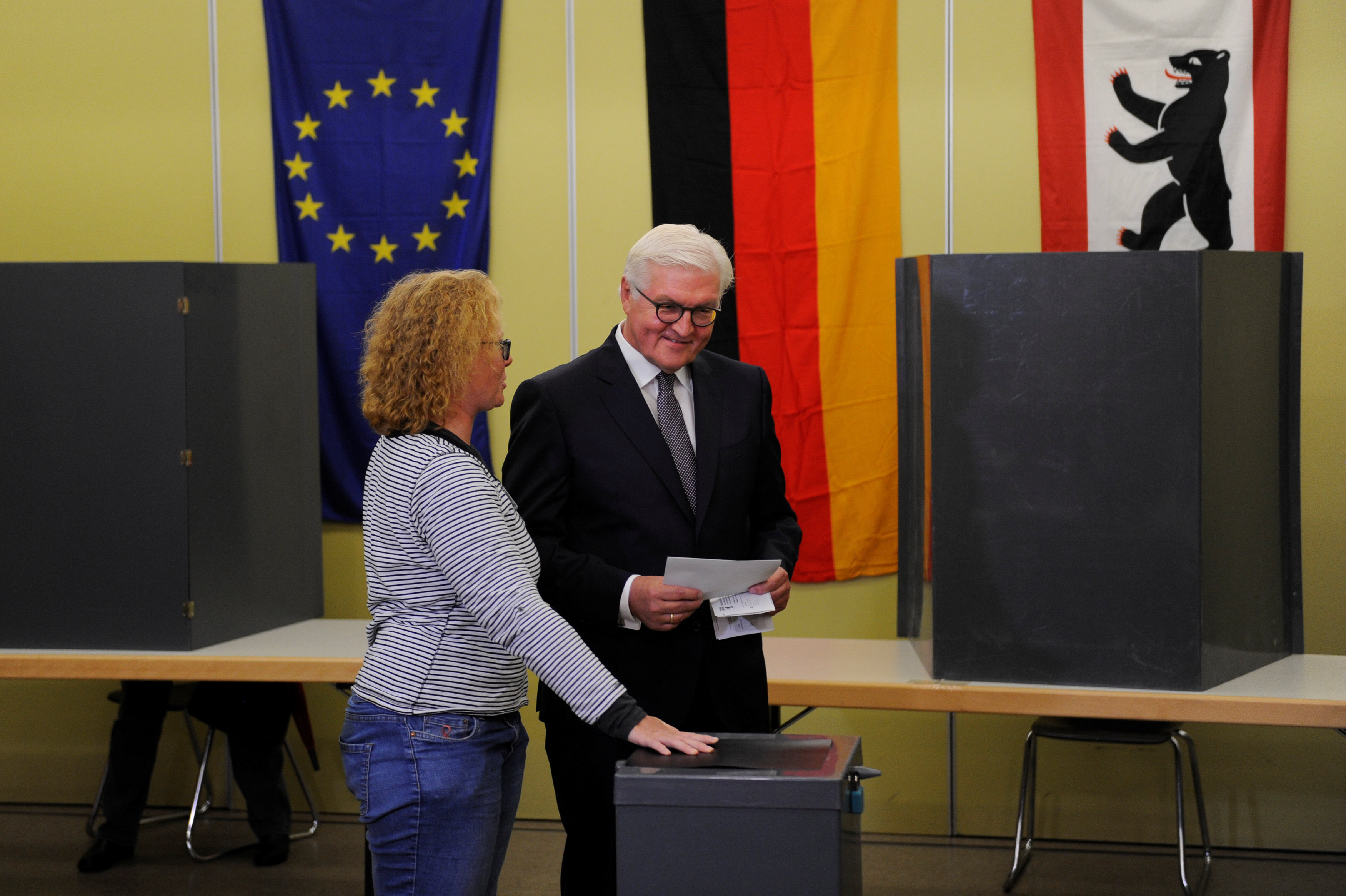 رئيس ألمانيا يطوى ورقة الاقتراع لوضعها فى صندوق التصويت