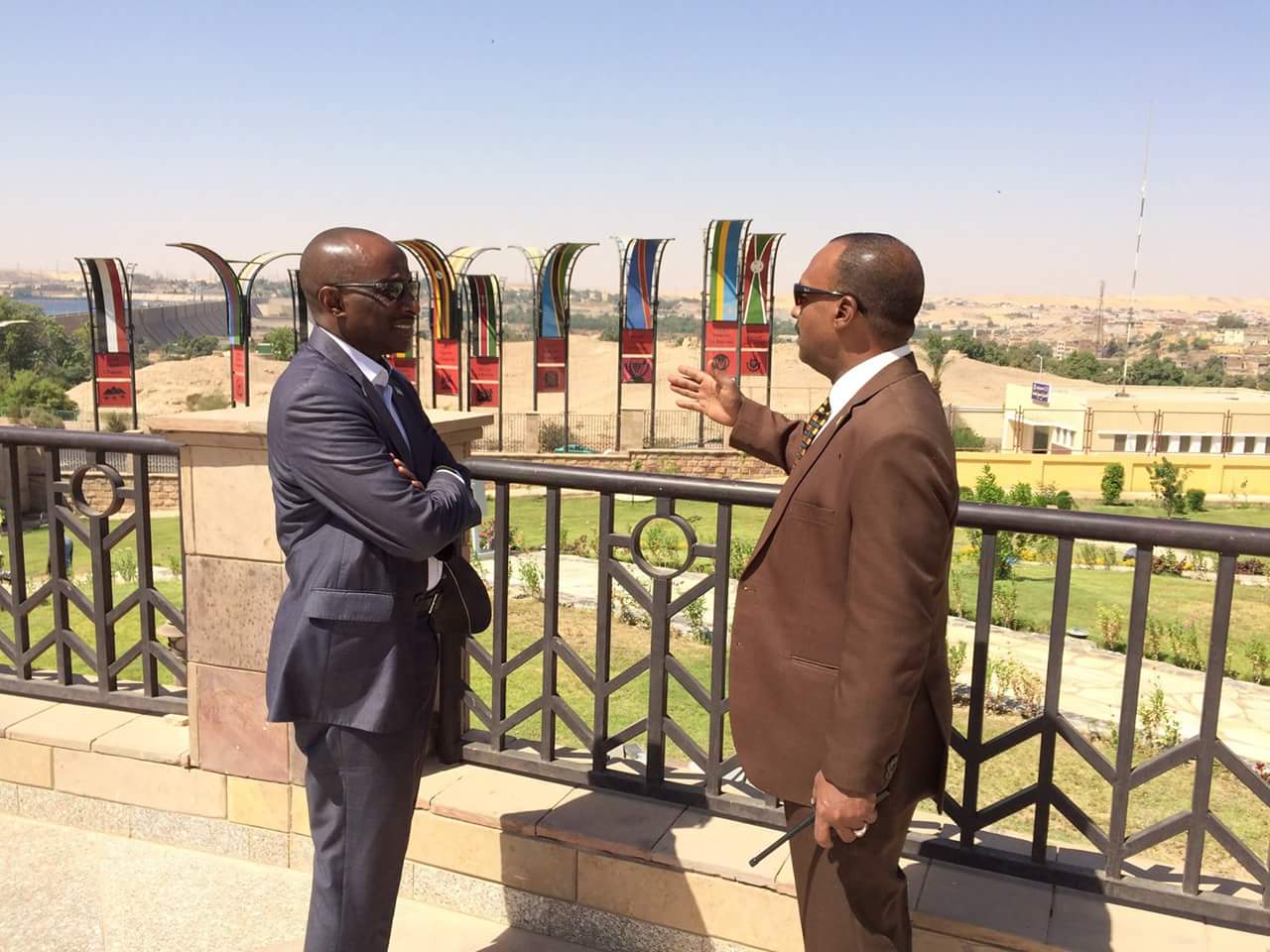  مدير متحف النيل يقدم شرحا للسفير الروندى