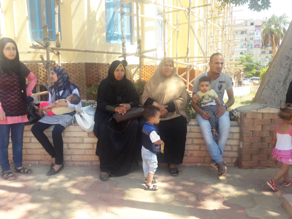 الأسر امام مبني المحافظة