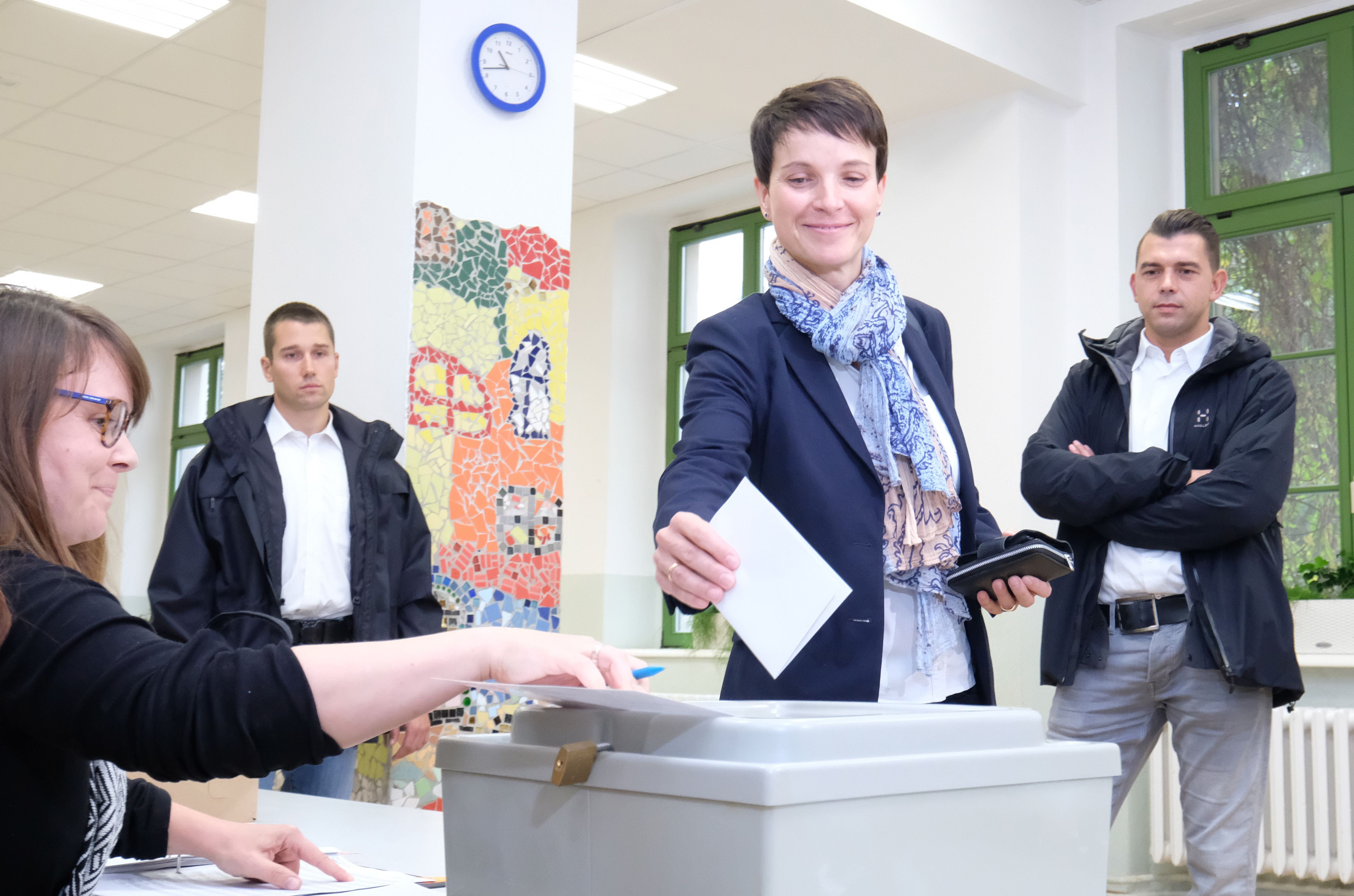 زعيمة حزب اليسار الألمانى تضع ورقة الاقتراع بصندوق الانتخابات
