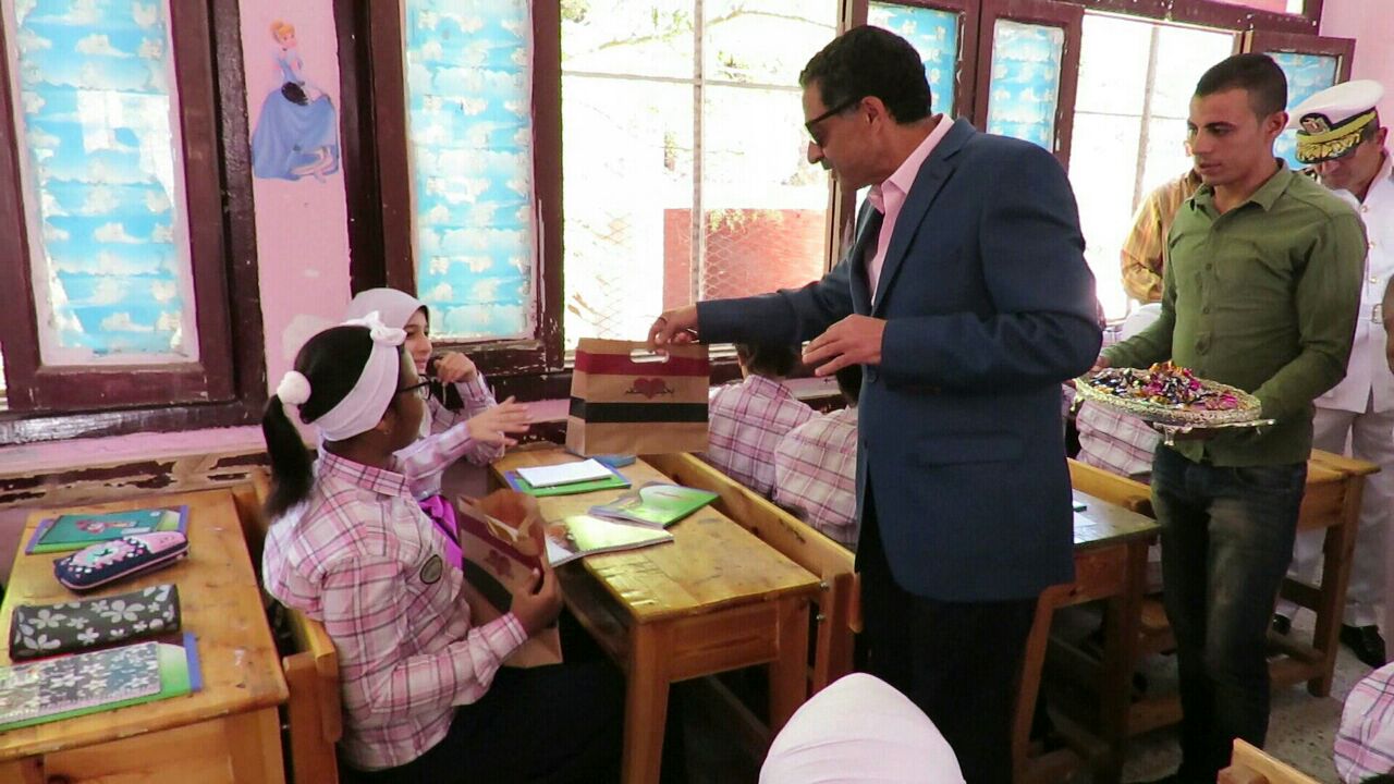 مدير أمن الإسماعيلية يوزع الهدايا على طالبات مدارس  (4)