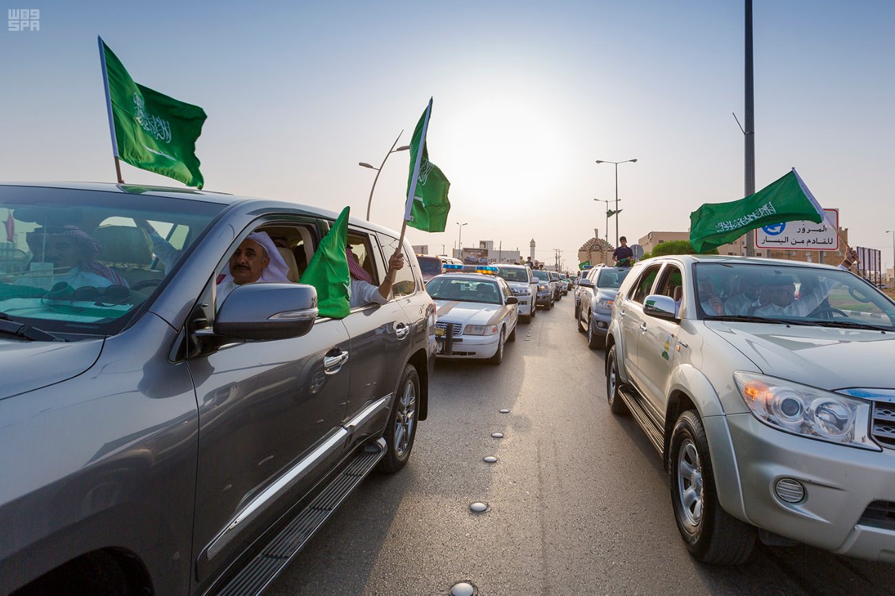 الشوارع فى لاسعودية تتزين بأعلام المملكة