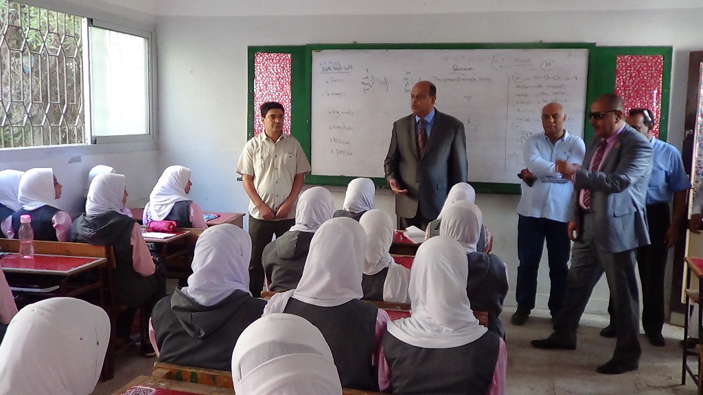 طالبات مدرسة الاعدادية بنات يستقبلن محافظ مطروح