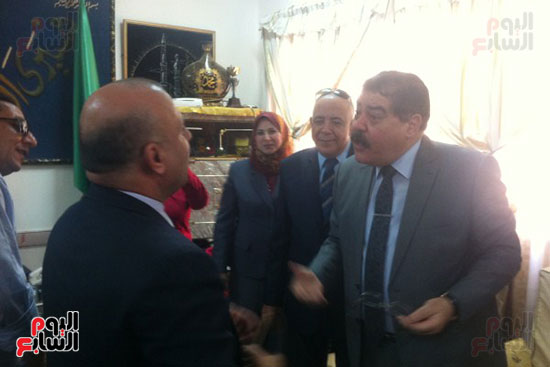 مدير-أمن-الغربية-يوزع-أدوات-مدرسية-(7)