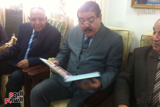 مدير-أمن-الغربية-يوزع-أدوات-مدرسية-(3)