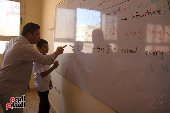 أحد المعلمين خلال حصة للغة الإنجليزية بمدارس تحيا مصر 