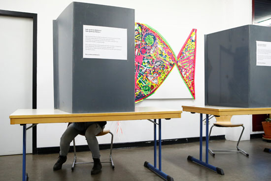 لجنة اقتراع فى ألمانيا خلال الانتخابات التشريعية