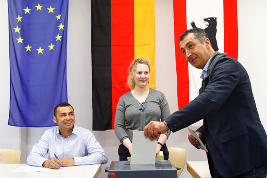 زعيم حزب الخضر الألمانى سيم اوزدمير يدلى بصوته فى الانتخابات