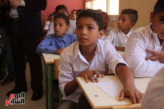 حضور الطلاب بأول يوم دراسى بأحد فصول مدارس تحيا مصر بالأسمرات 