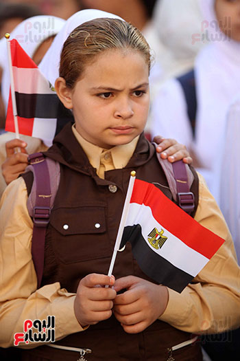  طالبة ترفع علم مصر بطابور الصباح 