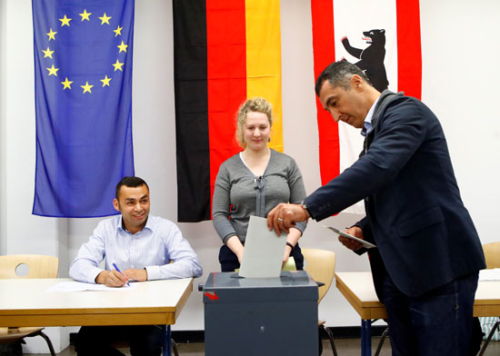 زعيم-حزب-الخضر-الألمانى-يضع-ورقة-الاقتراع-داخل-صندوق-التصويت