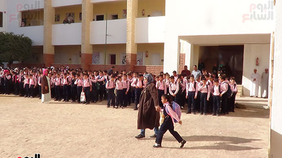 توزيع-التلاميذ-على-فصولهم-بعد-تحية-العلم-بمداس-محافظة-مطروح-(3)