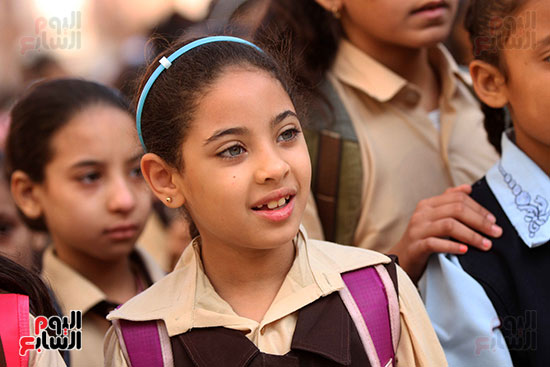  ابتسامة تلميذة بطابور الصباح بمدرسة تحيا مصر 