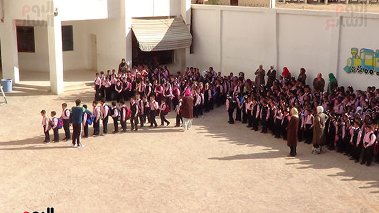 توزيع-التلاميذ-على-فصولهم-بعد-تحية-العلم-بمداس-محافظة-مطروح-(10)