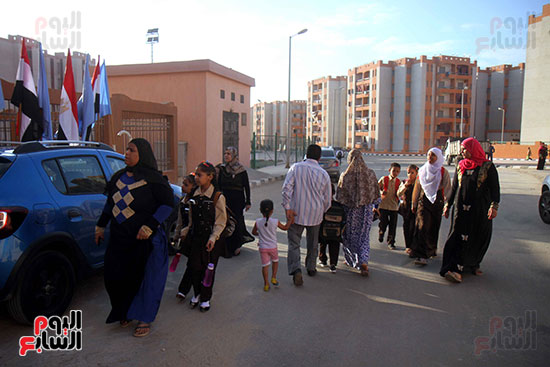 توافد الطلاب برفقة أولياء أمورهم على فصول تحيا مصر بالأسمرات 