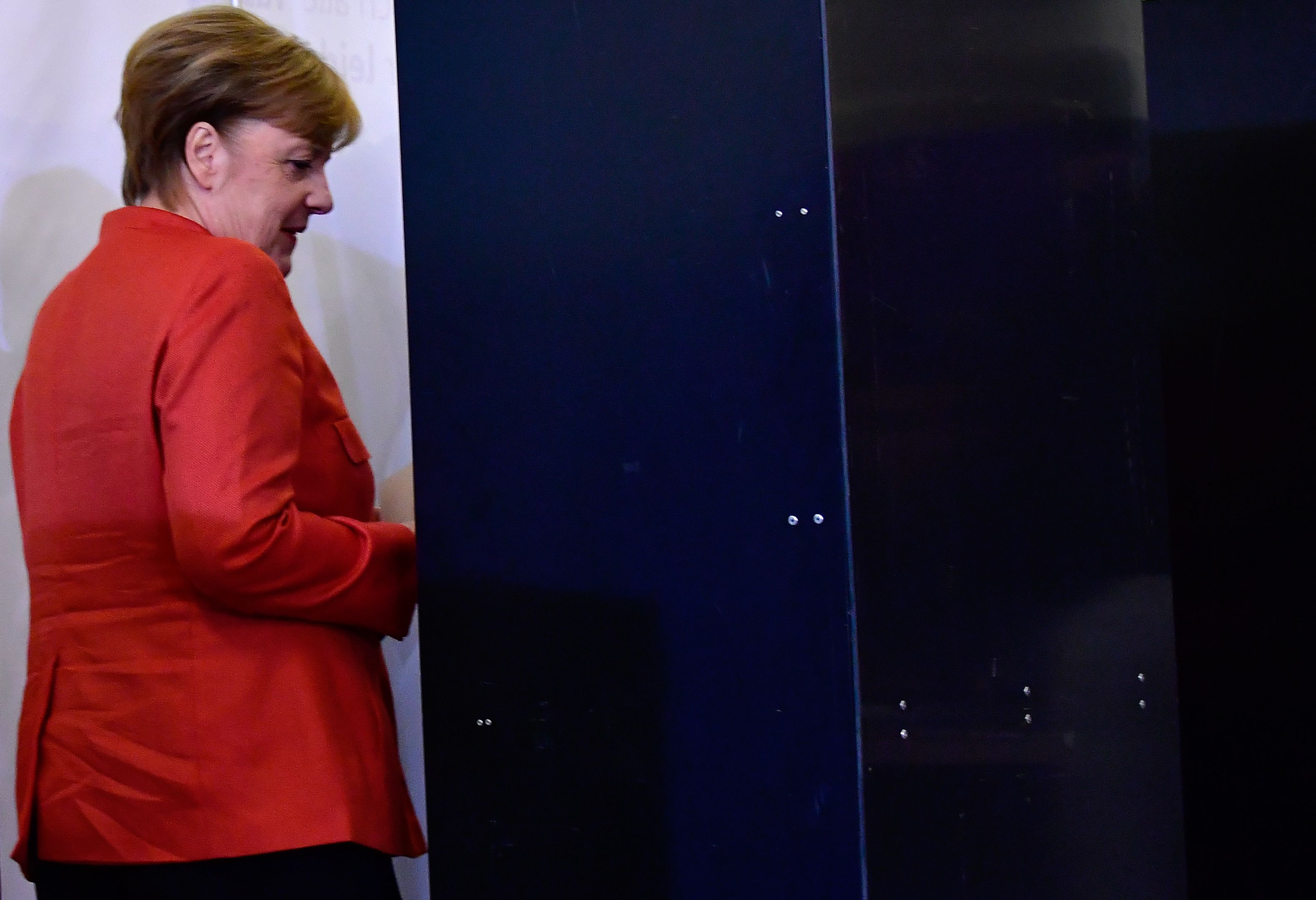 المستشارة الألمانية تتجه خلف الستار للإدلاء بصوتها فى الانتخابات