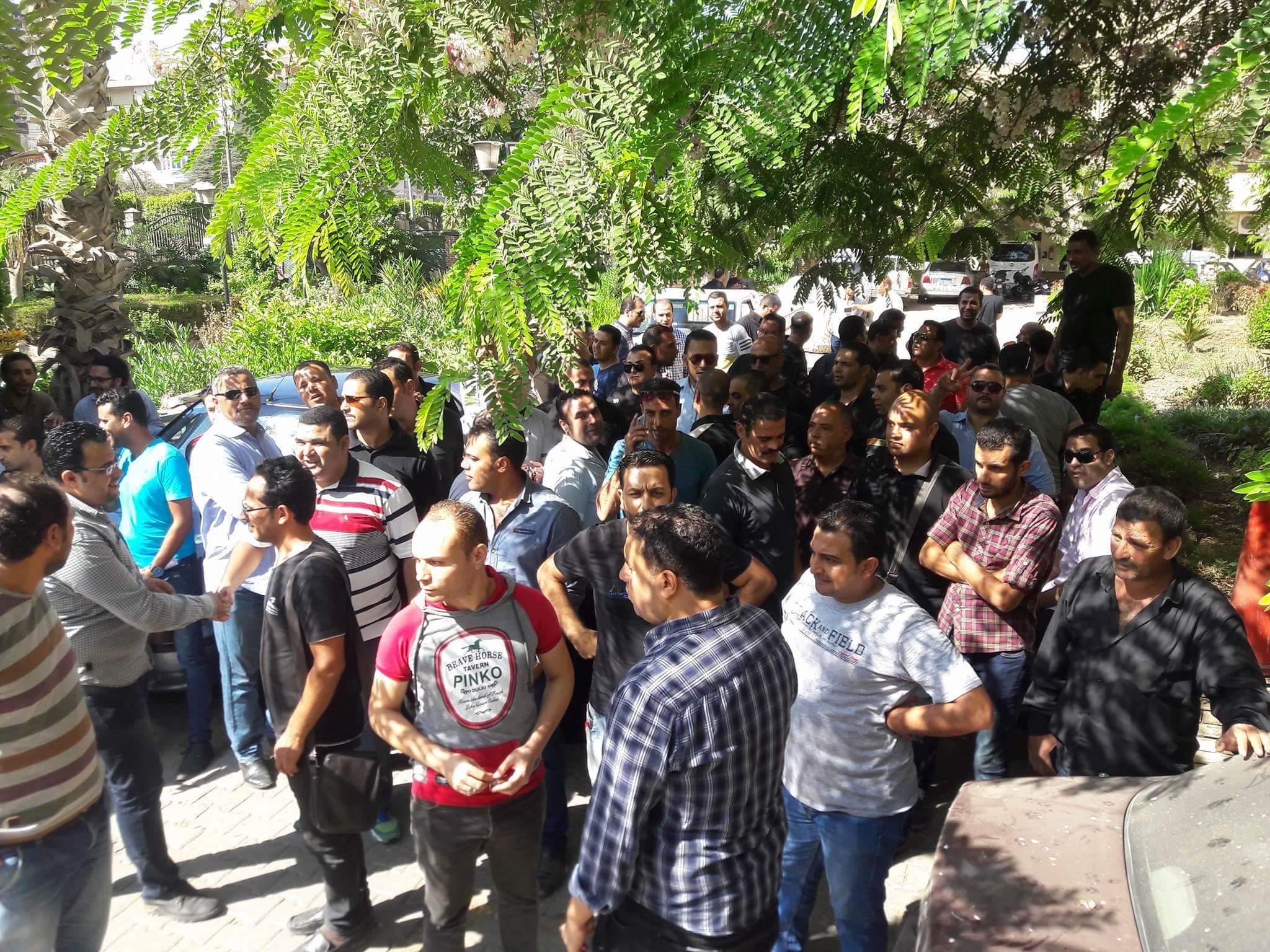 موظفى الأمن بجامعة بنها ينظمون وقفة احتجاجية للمطالبة بالتعيين (1)