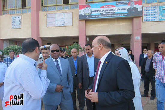 مدير-أمن-الغربية-يوزع-أدوات-مدرسية-(4)