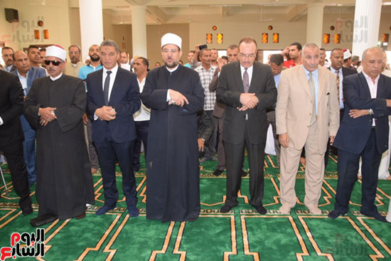 وزير الاوقاف يصلى داخل مسجد افتتحة