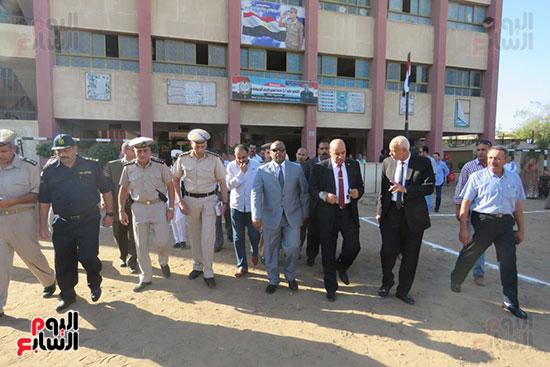 مدير-أمن-الغربية-يوزع-أدوات-مدرسية-(6)