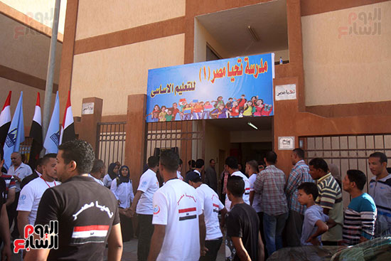 مدرسة تحيا مصر بالأسمرات تستقبل الطلاب بأول يوم دراسى