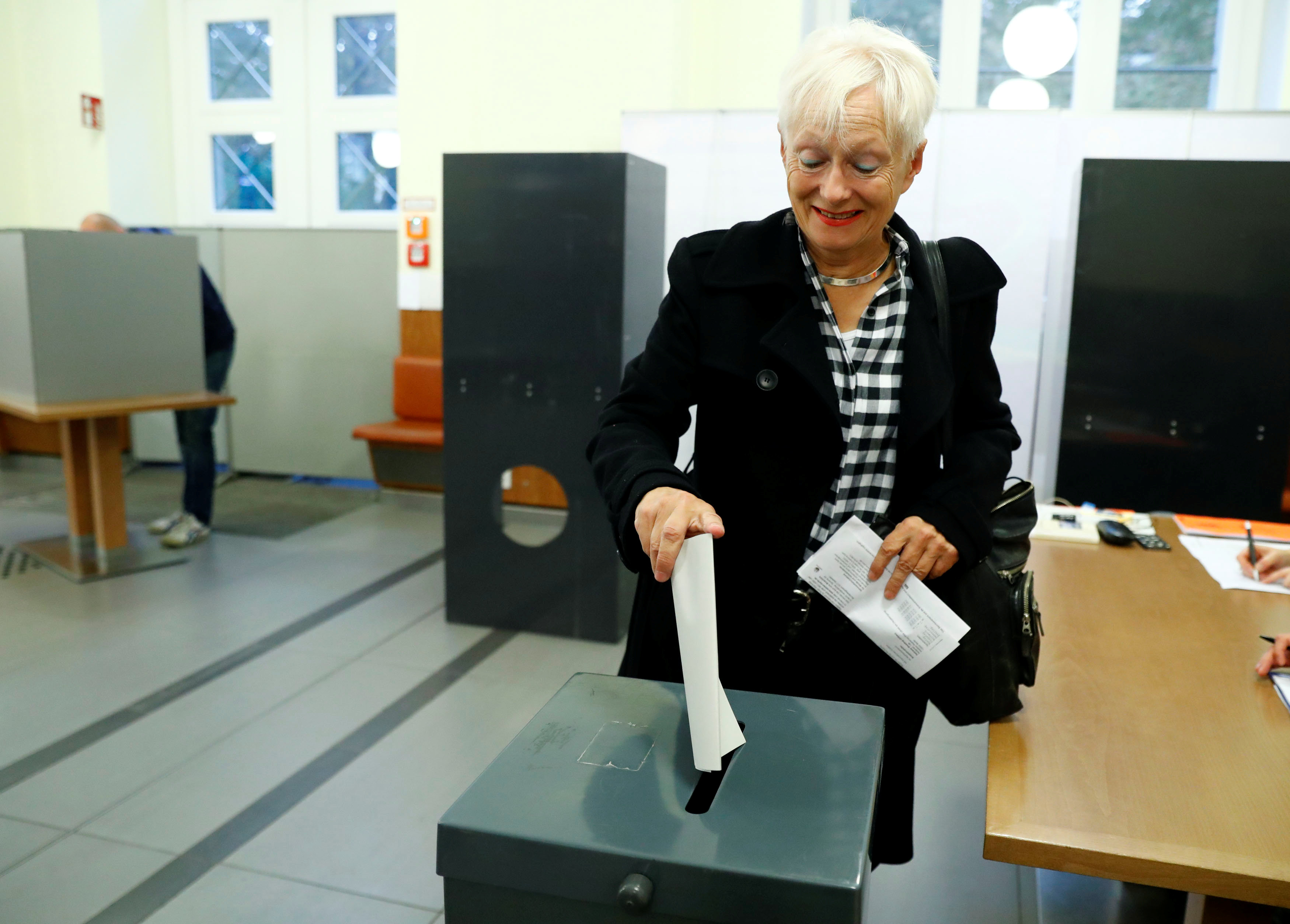 ناخبة تدلى بصوتها فى الانتخابات التشريعية بألمانيا
