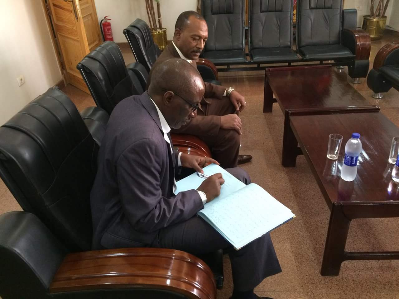  سفير رواندا يسجل كلمته فى دفتر كبار الزوار