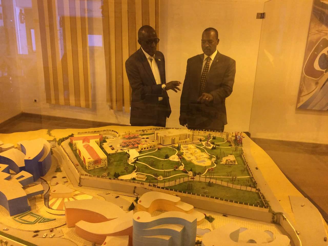  سفير رواندا يستمع لشرح عن المتحف