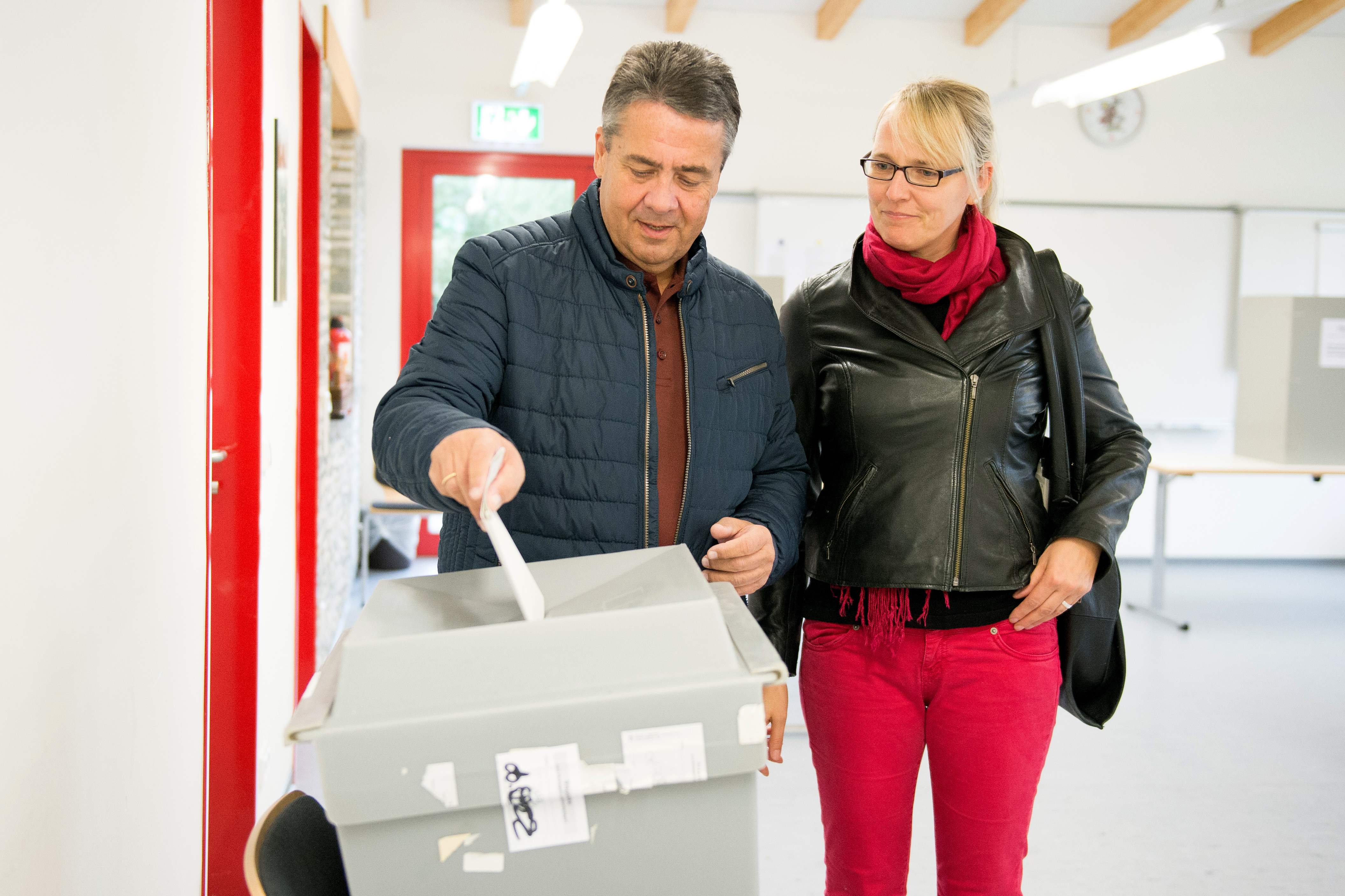 وزير الخارجية الألمانى يضع ورقة الاقتراع داخل صندوق التصويت