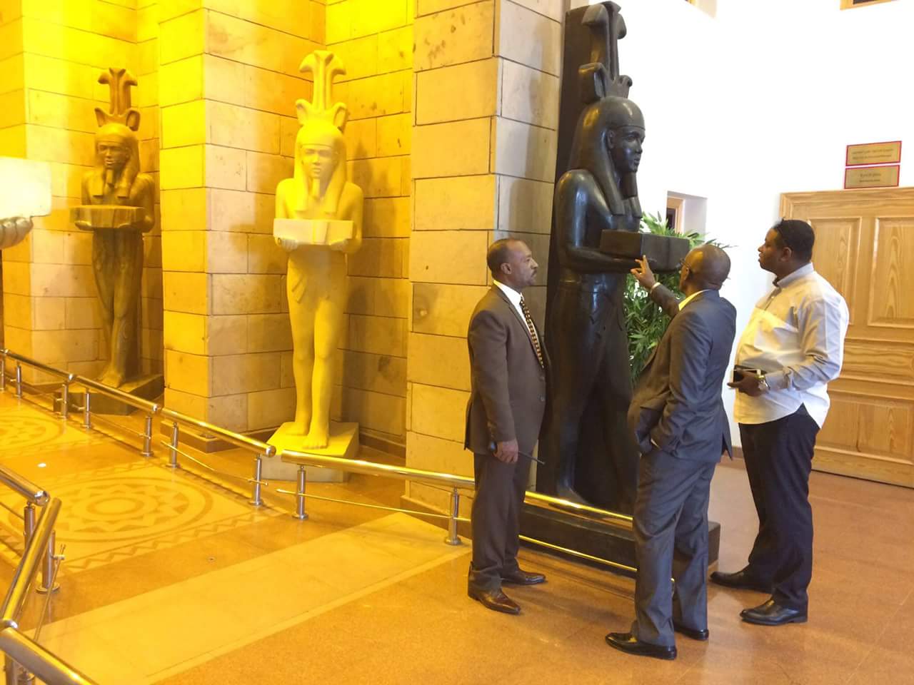  سفير رواندا يتفقد مقتنيات المتحف