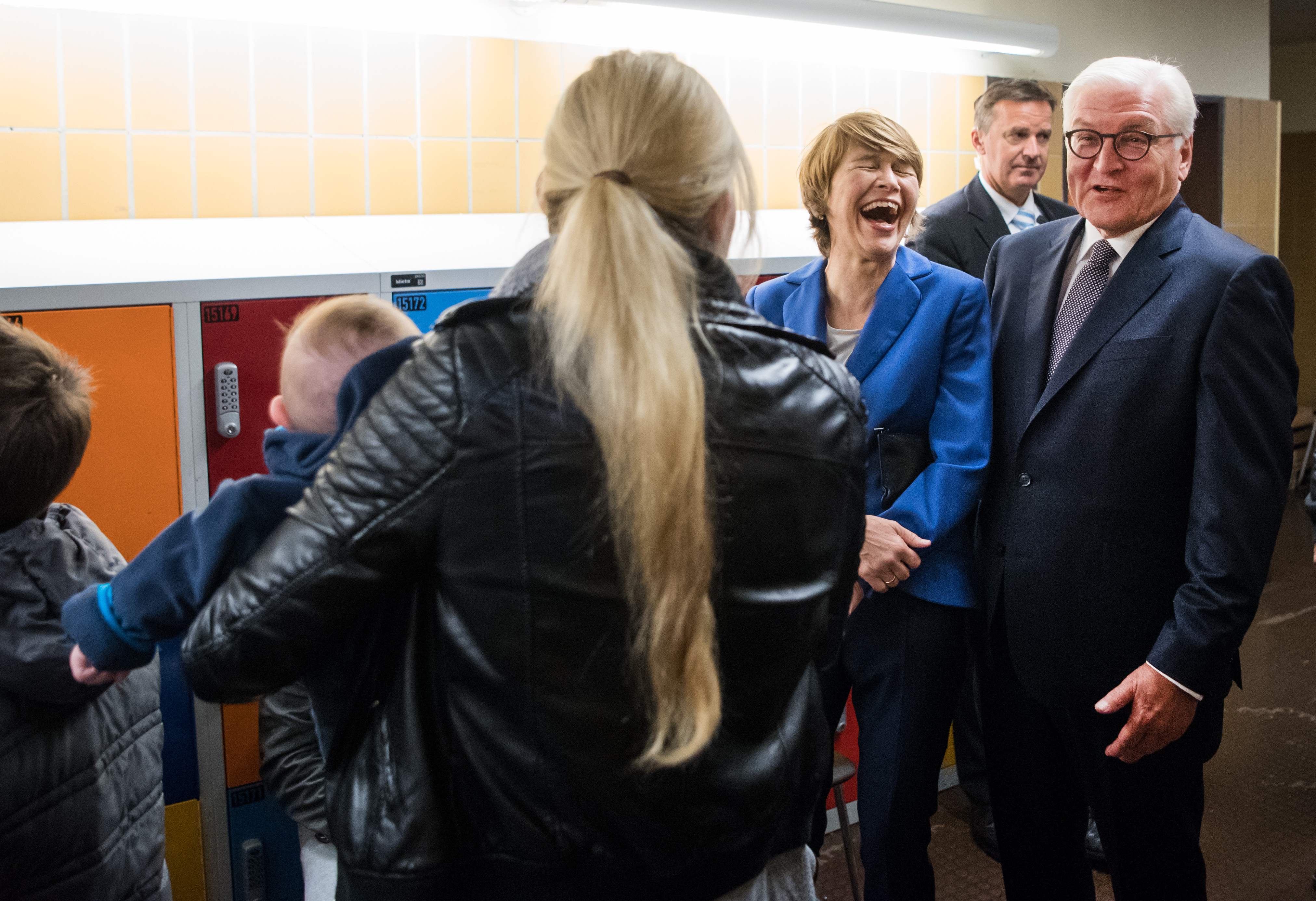 الرئيس الألمانى يتحدث مع المواطنين داخل لجنة الاقتراع