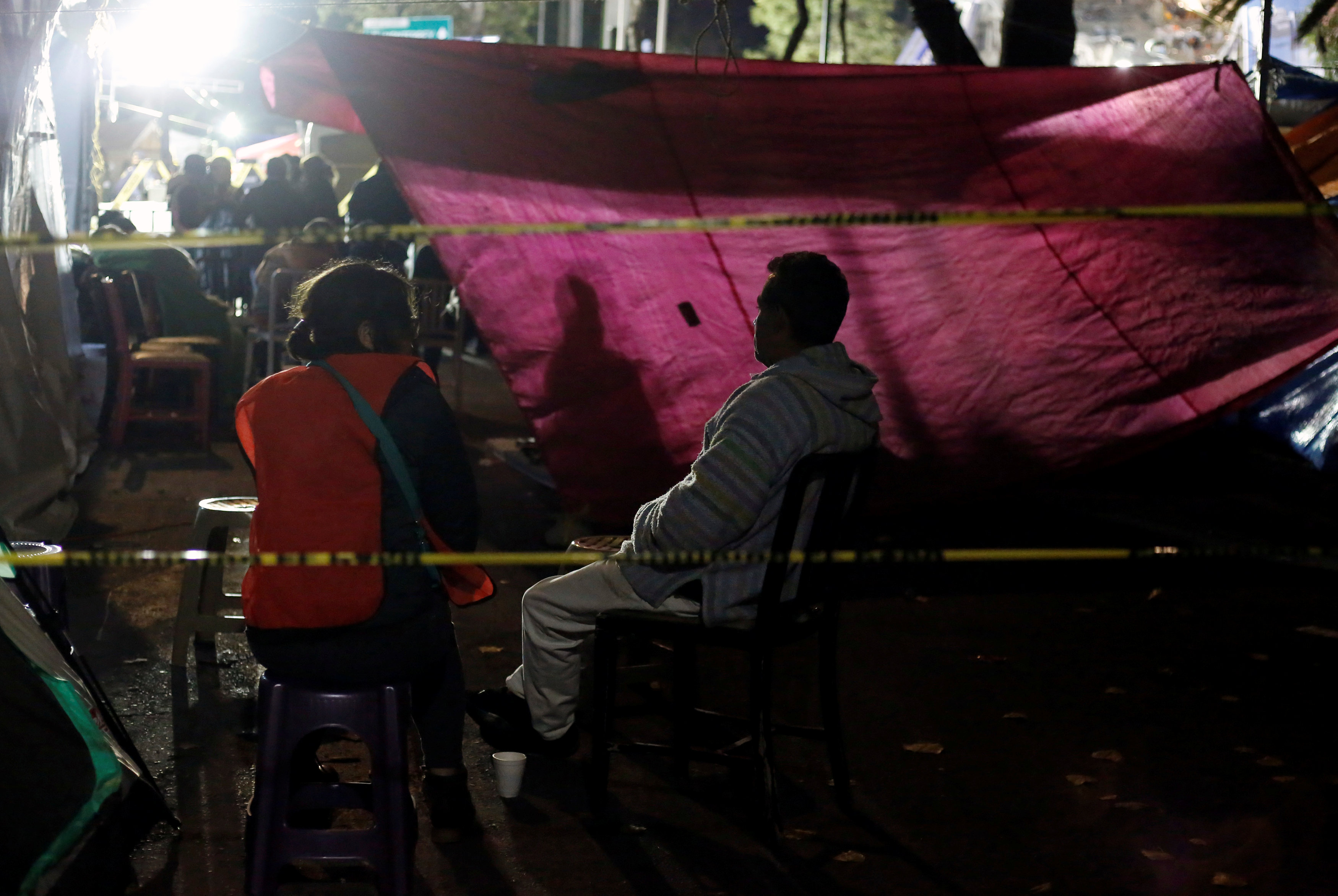 الناجين من زلازل المكسيك ينامون فى الشوارع