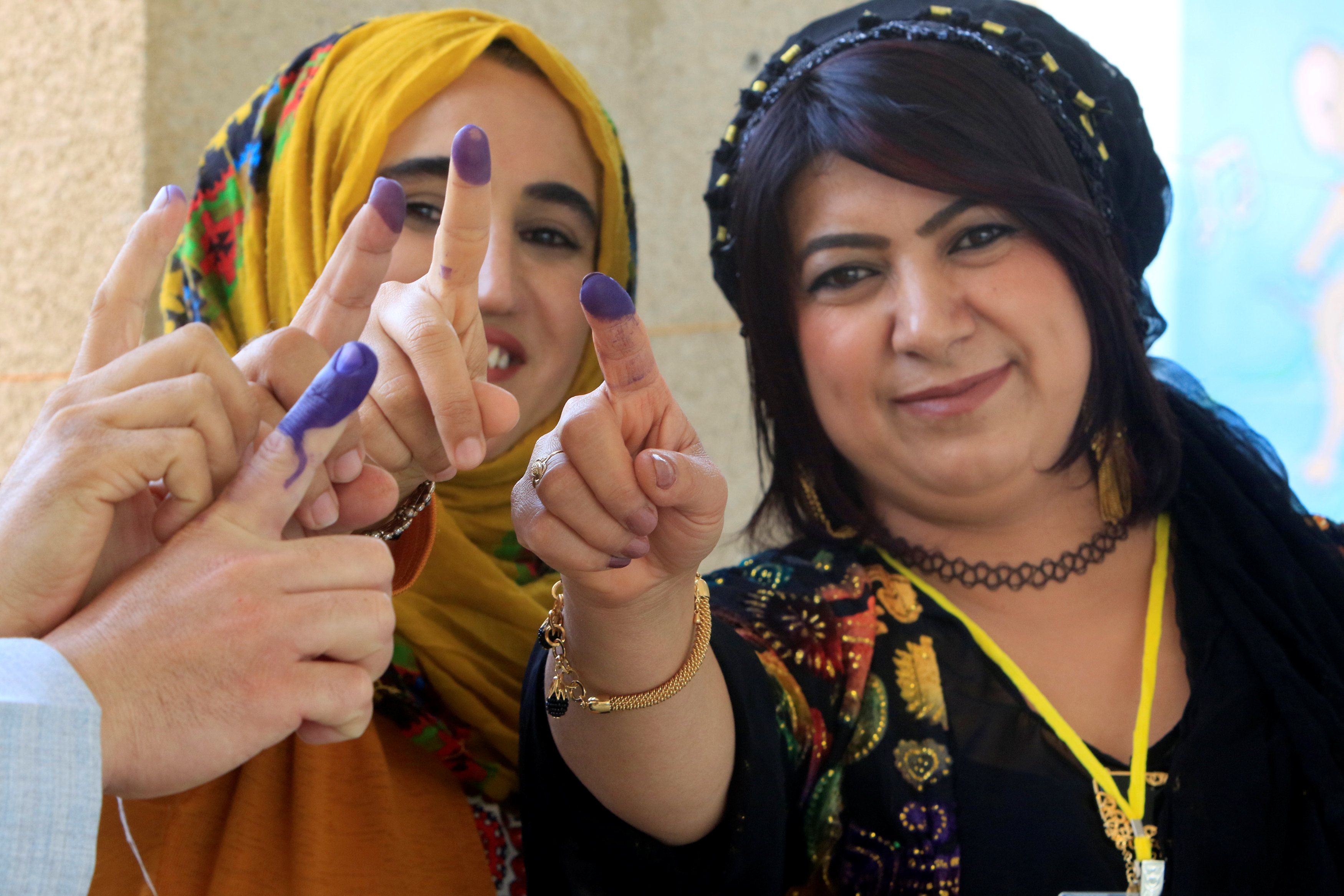 سيدات أكراد يشاركون فى الاستفتاء