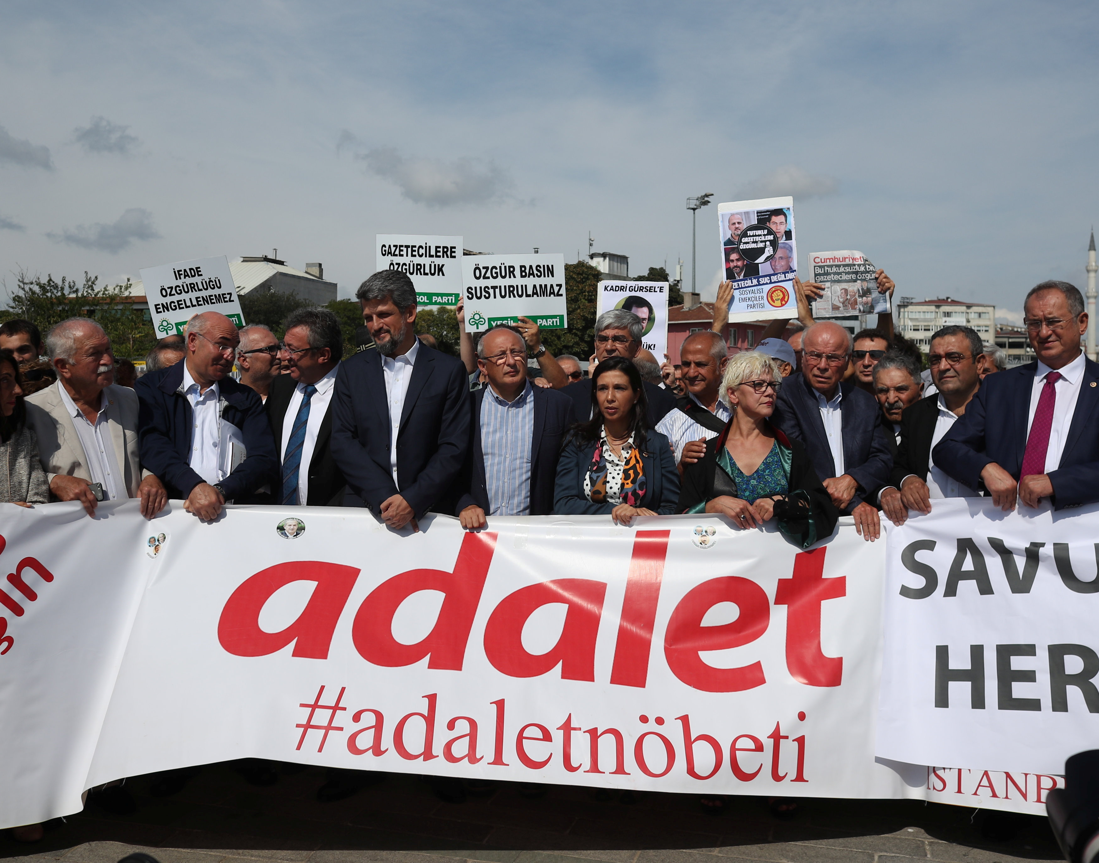 مظاهرة ضد محاكمة صحفيين فى تركيا
