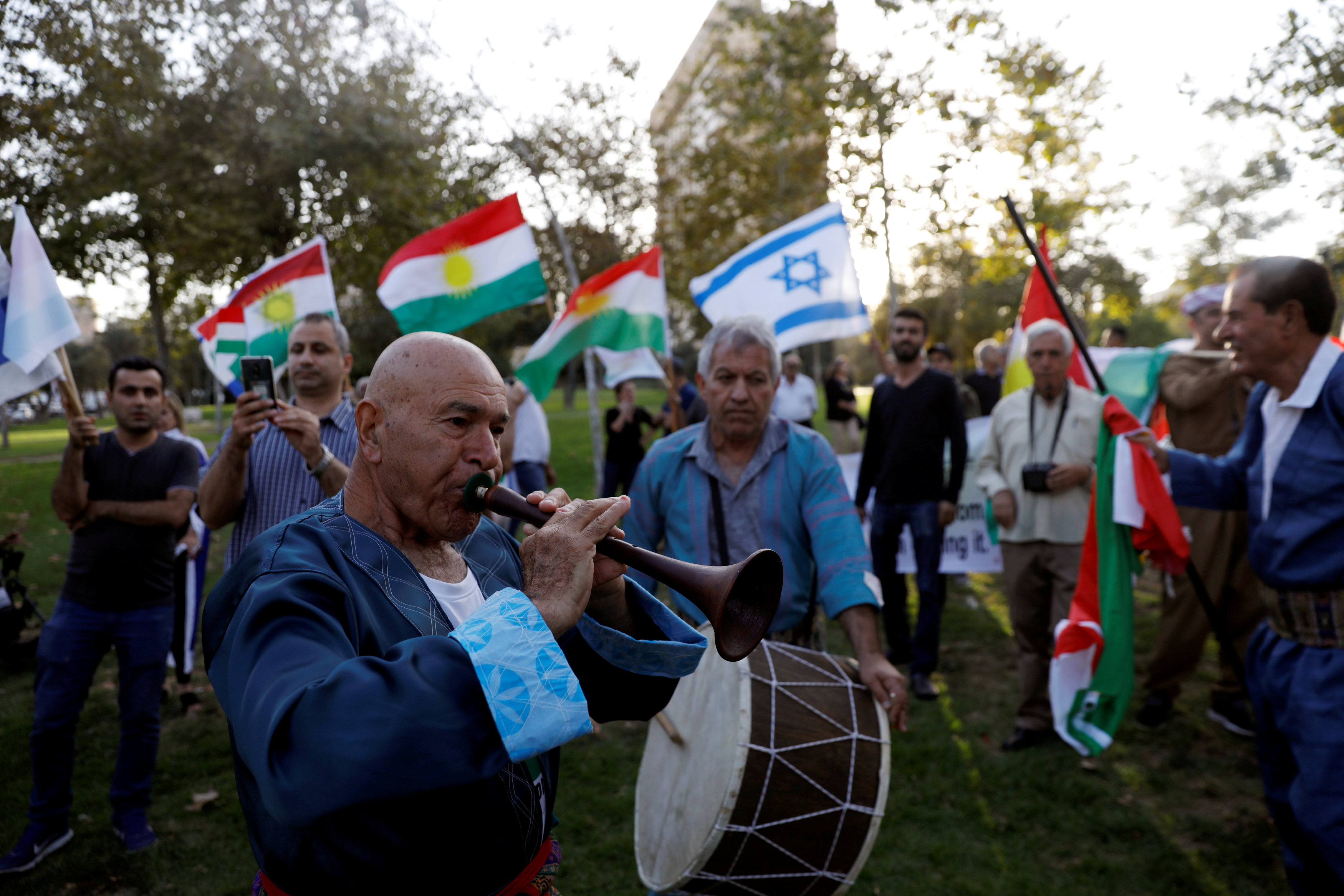 طبل ومزمار فى مسيرة للاحتفال باستفتاء استقلال كردستان