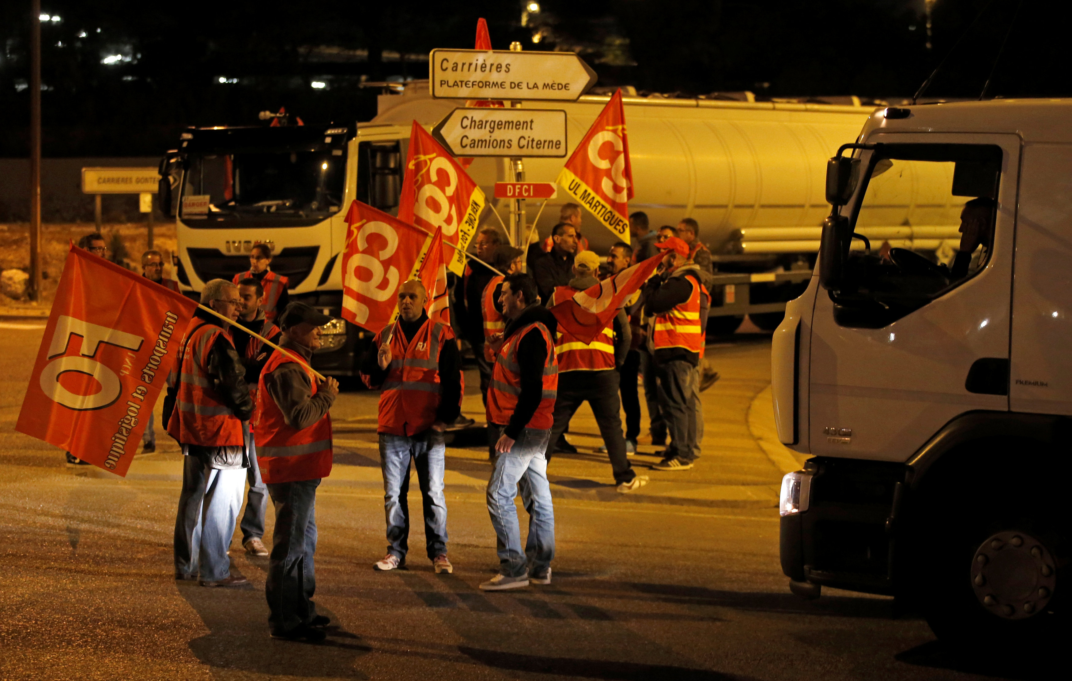 اضراب سائقى الشاحنات فى فرنسا اعتراضا على قانون العمل