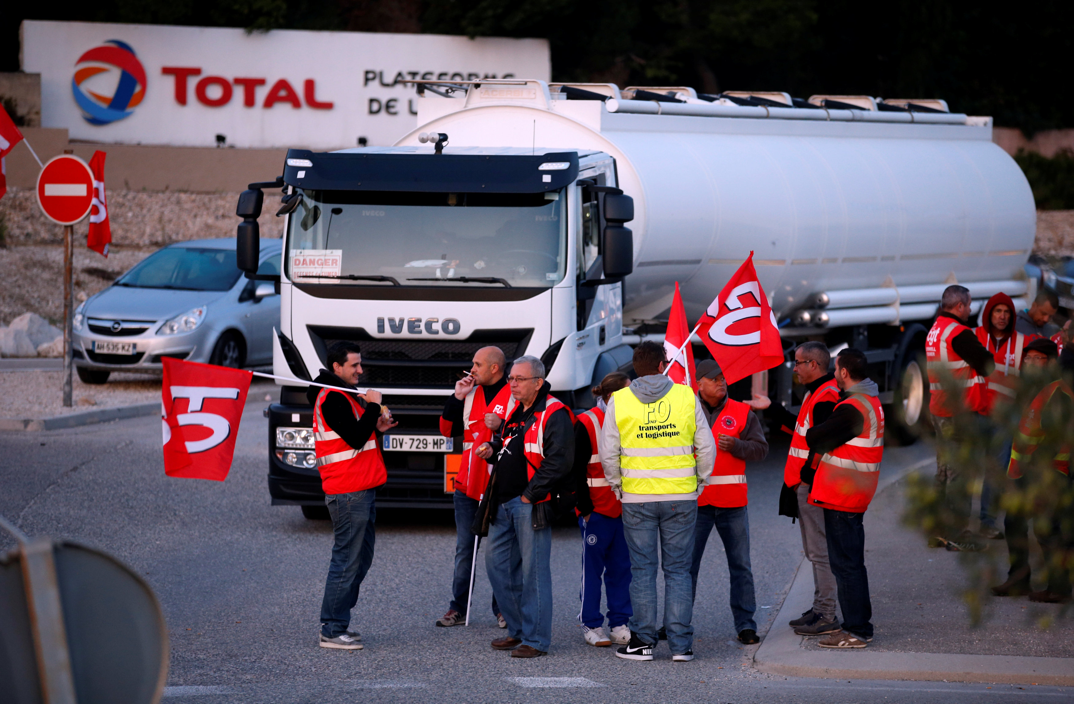 سائقو الشاحنات فى فرنسا يضربون عن العمل بسبب القوانين