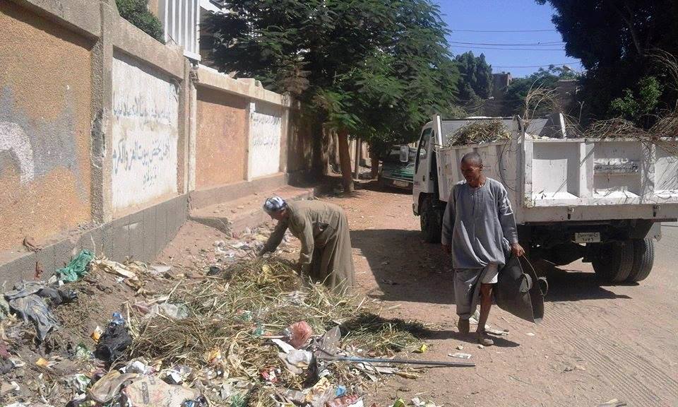 رفع المخلفات والتراكمات من أمام المدارس والشوارع بمدينة طما (5)