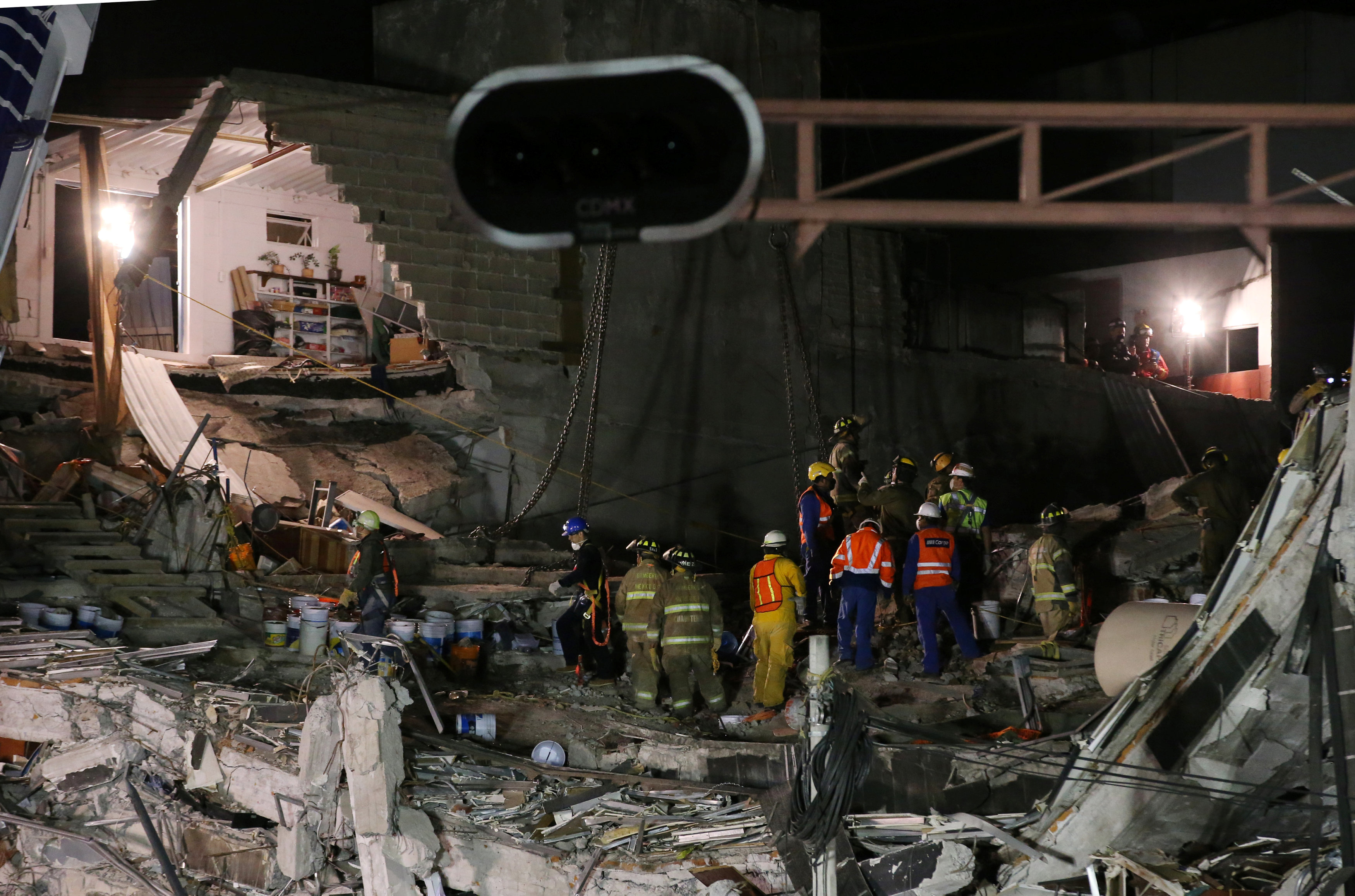 عمال الإنقاذ فى موقع انهيار منازل بالمكسيك