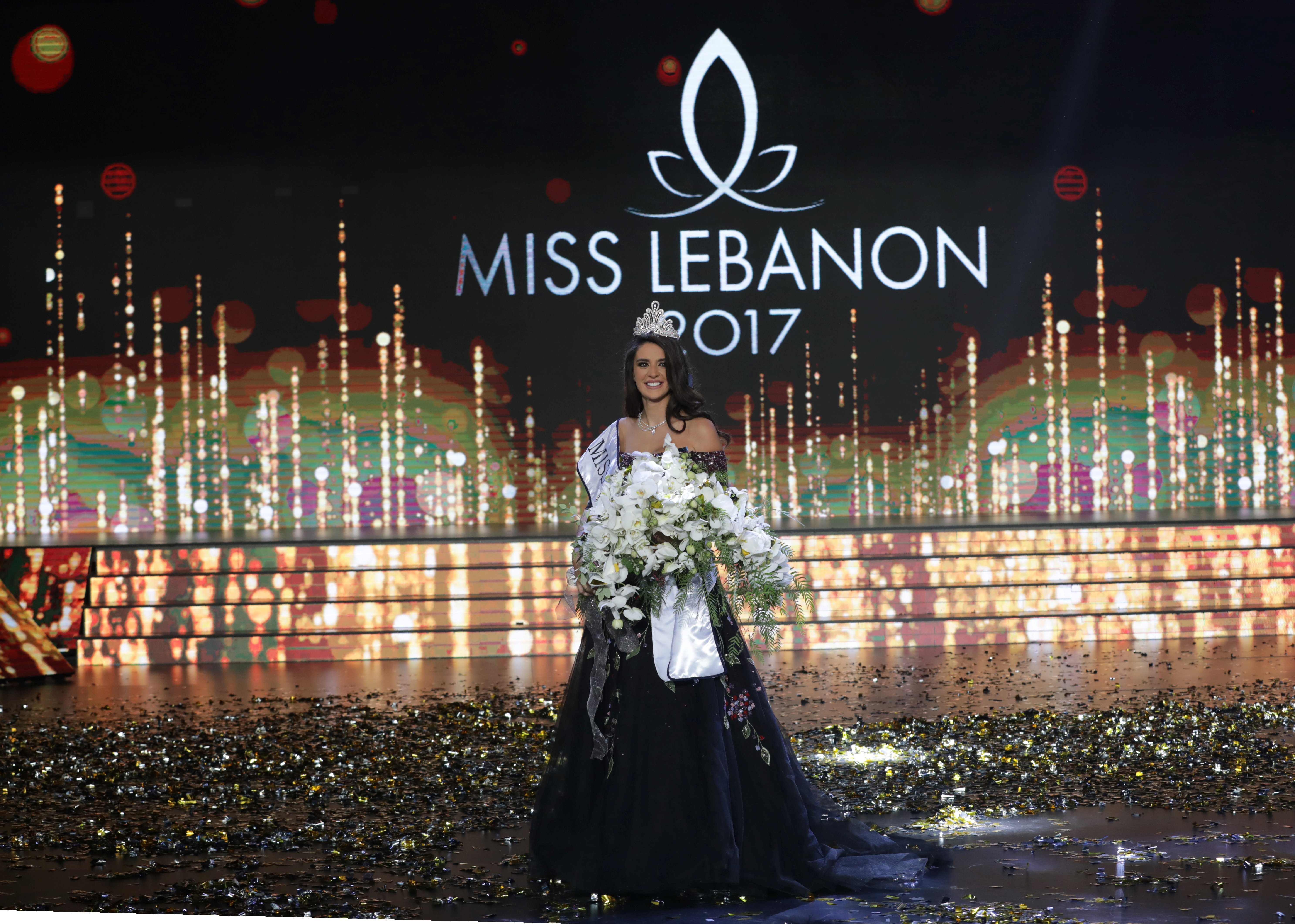 لحظة تتويج بيرلا الحلو ملكة جمال لبنان 2017