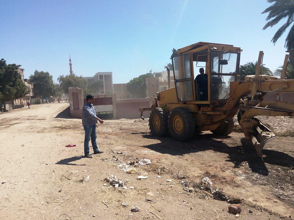 رفع المخلفات والتراكمات من أمام المدارس والشوارع بمدينة طما (3)