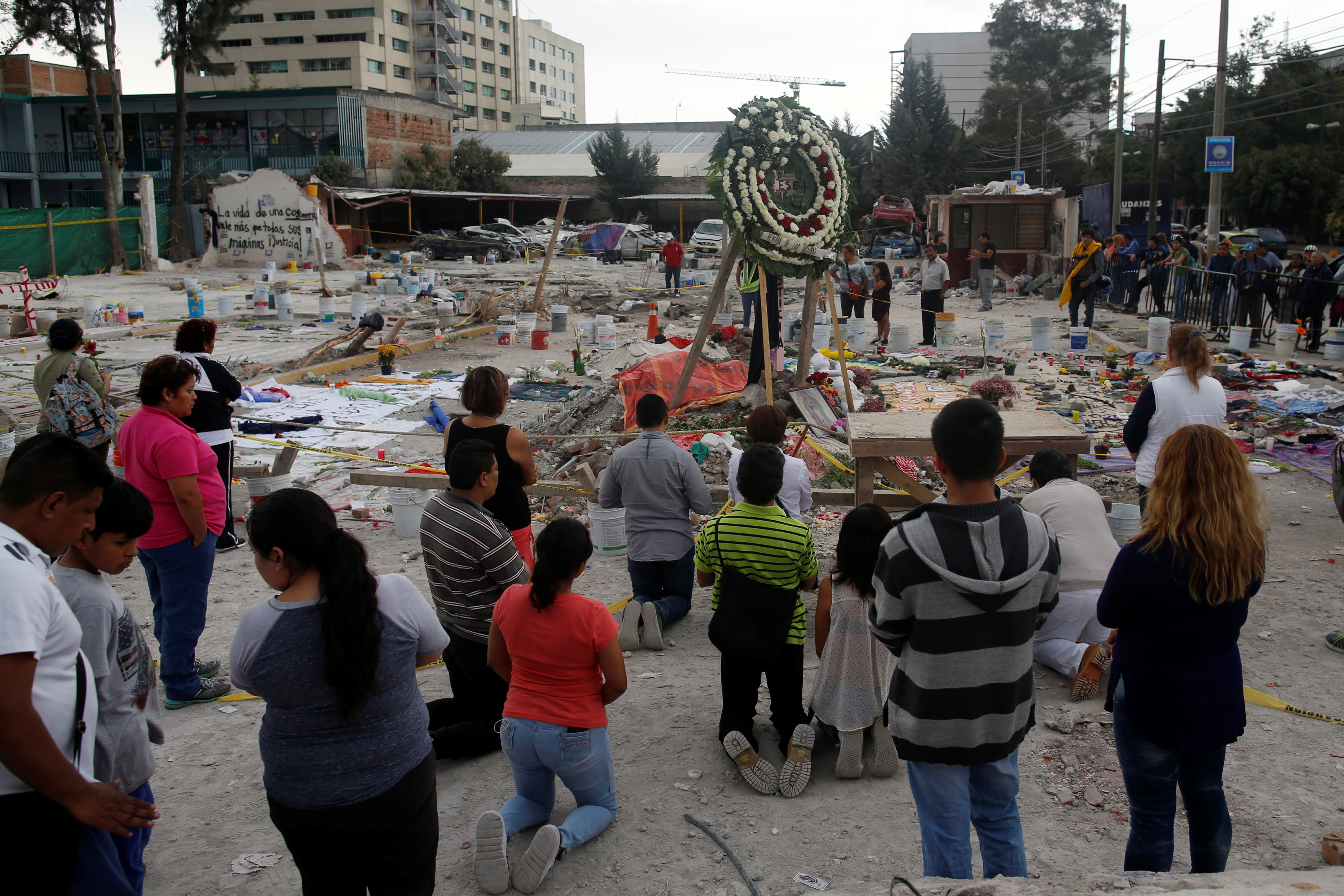 مكسيكيون يصلون على ارواح الضحايا  جراء الزلازل المدمرة