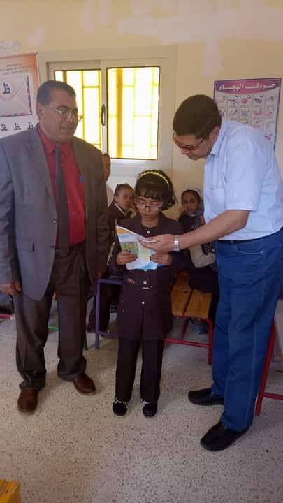 1 السيد عبد الصادق رئيس مدينة سانت كاترين يتابع توزيع الكتب على التلاميذ