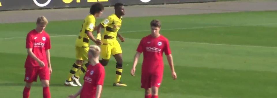 موكوكو يحتفل بتسجيله أحد الاهداف